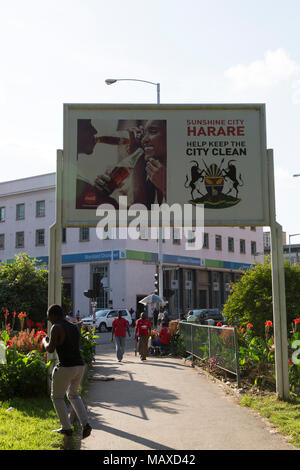 Un segno invita le persone a mantenere la città in ordine all'Africa a Piazza Unità ad Harare, Zimbabwe. Foto Stock