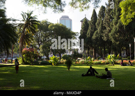 Le persone in un momento di relax a Africa Unity Square a Harare, Zimbabwe. Foto Stock