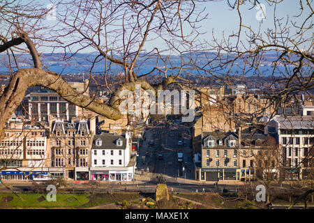 Princes Street vista dal Castello di Edimburgo esplanade, Edimburgo, Scozia, Regno Unito Foto Stock