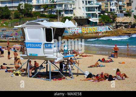 Stazione bagnino sulla spiaggia Bondi, Sydney, Nuovo Galles del Sud, Australia Foto Stock