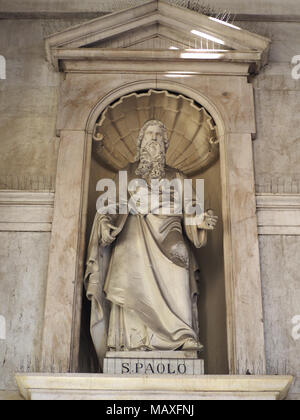 Torino, Italia - circa gennaio 2018: San Paolo statua (San Paolo in italiano) al di fuori della Santissima Annunziata chiesa parrocchiale Foto Stock