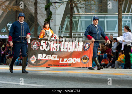 Membri del 501Legione ribelle portano avanti banner di Star Wars caratteri prendendo parte in parata natalizia il 1 dicembre 2012 in Atlanta, GA. Foto Stock