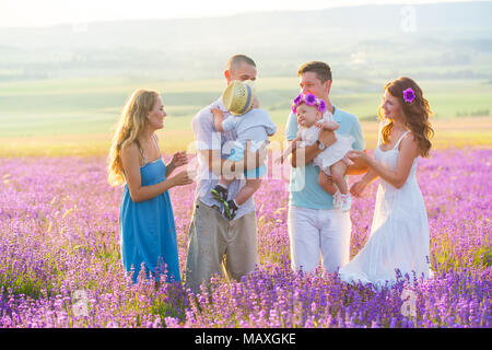 Due famiglia amichevole in un campo di lavanda Foto Stock