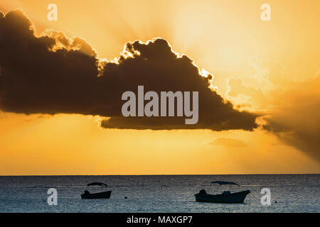 Il cielo luminoso al tramonto oltre oceano Atlantico. Foto Stock