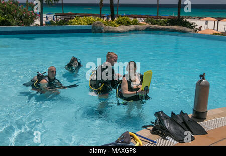 Bridgetown, Barbados, Marzo 19, 2018: la gente sta prendendo iniziale lezioni di immersioni in piscina di un hotel. Foto Stock