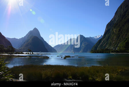 Visualizzazione classica di Mitre Peak e la bellissima Milford Sound, Fjordland,Nuova Zelanda Foto Stock