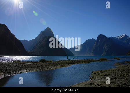 Visualizzazione classica di Mitre Peak e la bellissima Milford Sound, Fjordland,Nuova Zelanda Foto Stock