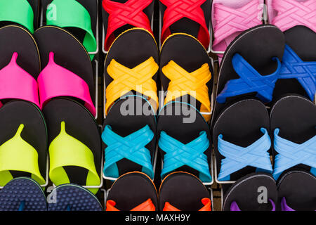Colorato di scarpe piatte appeso sul ripiano per la vendita, non i nomi dei marchi o copyright di oggetti. Foto Stock