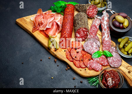 Set di italiano tradizionale spuntino a base di carne. Salame, prosciutto, olive e capperi Foto Stock
