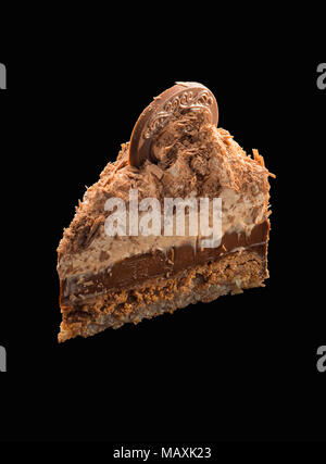 Pezzo di torta al cioccolato con crema al cioccolato. splendidamente decorate Foto Stock