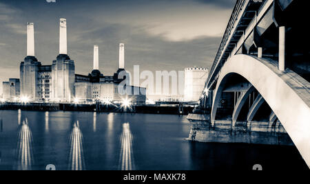 Battersea Power Station shot di notte dal lato nord del fiume Tamigi Foto Stock