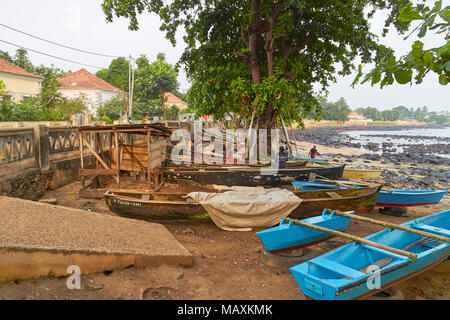 Sao Tome i pescatori preparano le loro reti e attrezzature all'alba pronto per i giorni di pesca nella laguna di questa isola africana. Foto Stock