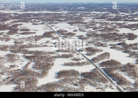 Autostrada nella regione di Novosibirsk in chiara giornata invernale, vista dall'alto Foto Stock