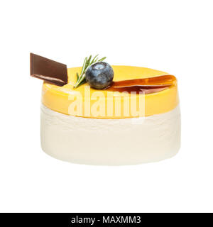 Mousse di mango torta di cioccolato e mirtillo isolati su sfondo bianco Foto Stock