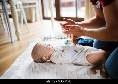 Padre con una bambina a casa. Foto Stock