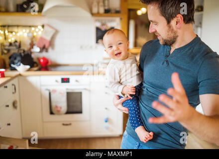 Padre con una bambina a casa. Foto Stock