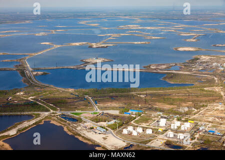 Campo di olio sul lago Samotlor in Russia, vista dall'alto Foto Stock