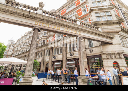 Il siciliano Avenue, Holborn, Londra, Regno Unito Foto Stock