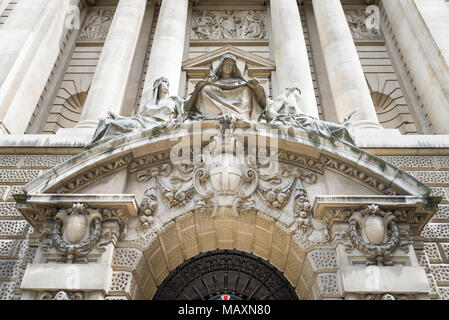 La fortezza e la verità che fiancheggiano una registrazione angelo da Frederick William Pomeroy, Old Bailey, London, Regno Unito Foto Stock