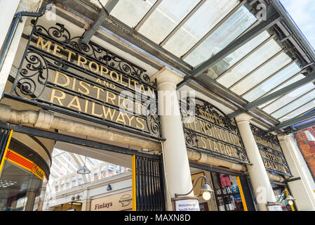 La stazione della metropolitana di South Kensington, London, Regno Unito Foto Stock