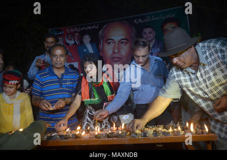 Lavoratori pakistani dei popoli' Party (PPP) stanno offrendo dua per Shaheed Zulfiqar Ali Bhutto in occasione del suo martirio il trentanovesimo anniversario della morte a presiedere la croce. a Lahore on April 03, 2018. Zulfikar Ali Bhutto MI (5 gennaio 1928 - 4 Aprile 1979) era un politico pakistano che ha servito come primo ministro del Pakistan dal 1973 al 1977, e prima che il quarto presidente del Pakistan dal 1971 al 1973. Egli è venerato dai suoi seguaci in Pakistan come Quaid-i-Awam fu anche il fondatore del Pakistan del Partito Popolare (PPP) e servita come suo presidente fino a quando la sua esecuzione nel 1979. (Foto di rana Foto Stock