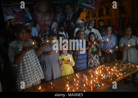 Lavoratori pakistani dei popoli' Party (PPP) stanno offrendo dua per Shaheed Zulfiqar Ali Bhutto in occasione del suo martirio il trentanovesimo anniversario della morte a presiedere la croce. a Lahore on April 03, 2018. Zulfikar Ali Bhutto MI (5 gennaio 1928 - 4 Aprile 1979) era un politico pakistano che ha servito come primo ministro del Pakistan dal 1973 al 1977, e prima che il quarto presidente del Pakistan dal 1971 al 1973. Egli è venerato dai suoi seguaci in Pakistan come Quaid-i-Awam fu anche il fondatore del Pakistan del Partito Popolare (PPP) e servita come suo presidente fino a quando la sua esecuzione nel 1979. (Foto di rana Foto Stock