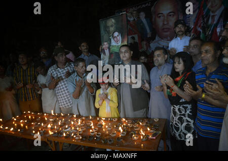 Lavoratori pakistani dei popoli' Party (PPP) stanno offrendo dua per Shaheed Zulfiqar Ali Bhutto in occasione del suo martirio il trentanovesimo anniversario della morte a presiedere la croce. a Lahore on April 03, 2018. Zulfikar Ali Bhutto MI (5 gennaio 1928 - 4 Aprile 1979) era un politico pakistano che ha servito come primo ministro del Pakistan dal 1973 al 1977, e prima che il quarto presidente del Pakistan dal 1971 al 1973. Egli è venerato dai suoi seguaci in Pakistan come Quaid-i-Awam fu anche il fondatore del Pakistan del Partito Popolare (PPP) e servita come suo presidente fino a quando la sua esecuzione nel 1979. (Foto di rana Foto Stock