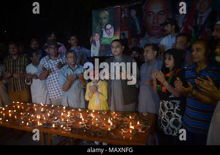 Lavoratori pakistani dei popoli' Party (PPP) stanno offrendo dua per Shaheed Zulfiqar Ali Bhutto in occasione del suo martirio il trentanovesimo anniversario della morte a presiedere la croce. a Lahore on April 03, 2018. Zulfikar Ali Bhutto MI (5 gennaio 1928 - 4 Aprile 1979) era un politico pakistano che ha servito come primo ministro del Pakistan dal 1973 al 1977, e prima che il quarto presidente del Pakistan dal 1971 al 1973. Egli è venerato dai suoi seguaci in Pakistan come Quaid-i-Awam fu anche il fondatore del Pakistan del Partito Popolare (PPP) e servita come suo presidente fino a quando la sua esecuzione nel 1979. (Foto di rana Foto Stock