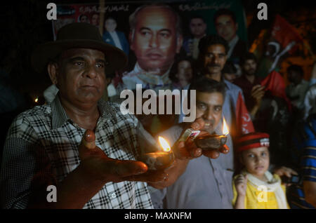 Lavoratori pakistani dei popoli' Party (PPP) stanno offrendo dua per Shaheed Zulfiqar Ali Bhutto in occasione del suo martirio il trentanovesimo anniversario della morte a presiedere la croce. a Lahore on April 03, 2018. Zulfikar Ali Bhutto MI (5 gennaio 1928 - 4 Aprile 1979) era un politico pakistano che ha servito come primo ministro del Pakistan dal 1973 al 1977, e prima che il quarto presidente del Pakistan dal 1971 al 1973. Egli è venerato dai suoi seguaci in Pakistan come Quaid-i-Awam fu anche il fondatore del Pakistan del Partito Popolare (PPP) e servita come suo presidente fino a quando la sua esecuzione nel 1979. (Foto di rana Foto Stock