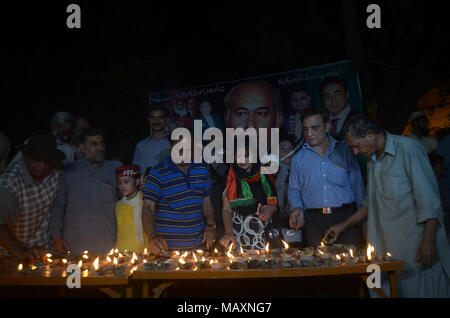 Lavoratori pakistani dei popoli' Party (PPP) stanno offrendo dua per Shaheed Zulfiqar Ali Bhutto in occasione del suo martirio il trentanovesimo anniversario della morte a presiedere la croce. a Lahore on April 03, 2018. Zulfikar Ali Bhutto MI (5 gennaio 1928 - 4 Aprile 1979) era un politico pakistano che ha servito come primo ministro del Pakistan dal 1973 al 1977, e prima che il quarto presidente del Pakistan dal 1971 al 1973. Egli è venerato dai suoi seguaci in Pakistan come Quaid-i-Awam fu anche il fondatore del Pakistan del Partito Popolare (PPP) e servita come suo presidente fino a quando la sua esecuzione nel 1979. (Foto di rana Foto Stock