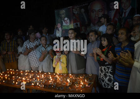 Lavoratori pakistani dei popoli' Party (PPP) stanno offrendo dua per Shaheed Zulfiqar Ali Bhutto in occasione del suo martirio il trentanovesimo anniversario della morte a presiedere la croce. a Lahore on April 03, 2018. Zulfikar Ali Bhutto MI (5 gennaio 1928 - 4 Aprile 1979) era un politico pakistano che ha servito come primo ministro del Pakistan dal 1973 al 1977, e prima che il quarto presidente del Pakistan dal 1971 al 1973. Egli è venerato dai suoi seguaci in Pakistan come Quaid-i-Awam fu anche il fondatore del Pakistan del Partito Popolare (PPP) e servita come suo presidente fino a quando la sua esecuzione nel 1979. (Foto di rana Foto Stock