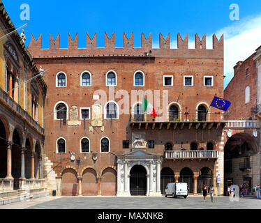 Verona Veneto / Italia - 2012/07/06: Verona centro storico - Piazza Piazza dei Signori, il Palazzo del Governo e Palazzo Loggia del Consiglio Foto Stock