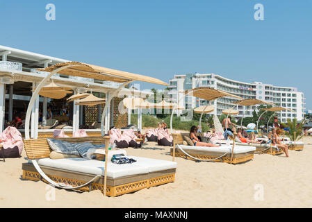 Anima beach bar posti sulla spiaggia soleggiata, Bulgaria Foto Stock