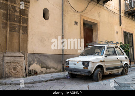 Un vecchio bianco Fiat 126 con gli pneumatici sgonfi, abbandonata in una strada a Palermo, Sicilia, Italia. Foto Stock