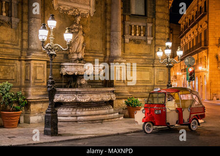 Quattro Canti a Palermo e in Sicilia di notte con un rosso 3 ruote parcheggiati taxi sull'angolo delle Quattro Fontane Questo è il nord-est con la sta Foto Stock