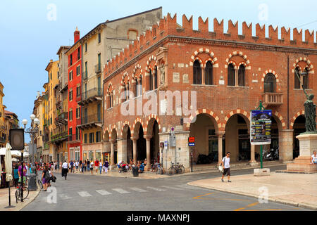 Verona Veneto / Italia - 2012/07/06: Verona centro storico - Piazza Piazza Erbe Foto Stock