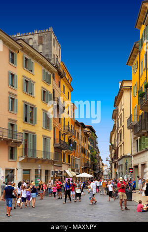 Verona Veneto / Italia - 2012/07/06: Verona centro storico - Piazza Piazza Erbe Foto Stock