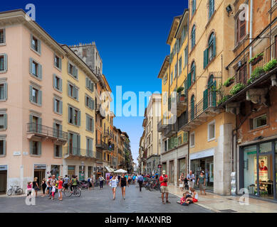 Verona Veneto / Italia - 2012/07/06: Verona centro storico - Piazza Piazza Erbe Foto Stock