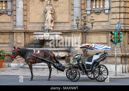 Un cavallo e carrozza a Quattro Canti di Palermo, in Sicilia. Foto Stock