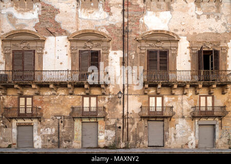 La facciata di un edificio a Palermo, Sicilia, Italia. Intricata architettura dettagliata e gesso rendering che ha resistito nel tempo rivelando il b Foto Stock