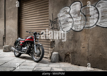 Un rosso Moto Morini 350 moto nei vicoli di Palermo, Sicilia, Italia. Foto Stock