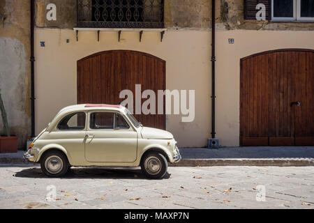 Un vecchio color crema Fiat 500 rosso con tettuccio apribile, parcheggiato al di fuori di un edificio a Palermo, Sicilia. Foto Stock