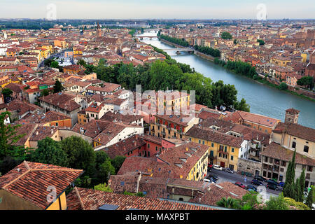 Verona Veneto / Italia - 2012/07/06: vista panoramica di Verona centro storico della città e il fiume Adige Foto Stock