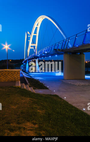 Ora blu sulla Infinity Bridge in Stockton on Tees. Foto Stock