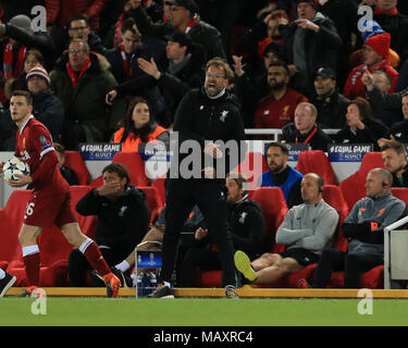 Il 4 aprile 2018 , Anfield, Liverpool, in Inghilterra; Champions League quarti di finale, la prima gamba, Liverpool v Manchester City;Jurgen Klopp manager di Liverpool mostra la sua frustrazione Foto Stock