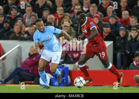 Il 4 aprile 2018 , Anfield, Liverpool, in Inghilterra; Champions League quarti di finale, la prima gamba, Liverpool v Manchester City; Sadio Mane di Liverpool scivola Raheem Sterling del Manchester City Foto Stock