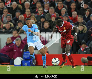 Il 4 aprile 2018 , Anfield, Liverpool, in Inghilterra; Champions League quarti di finale, la prima gamba, Liverpool v Manchester City; Sadio Mane di Liverpool scivola Raheem Sterling del Manchester City Foto Stock