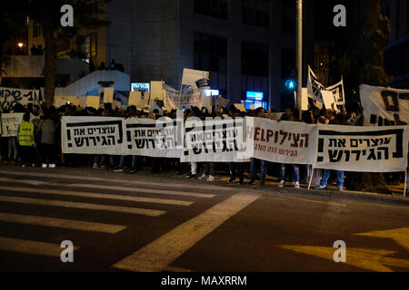 Gerusalemme, Israele, 4 aprile 2018. Centinaia di israeliani e i migranti africani hanno protestato a Gerusalemme contro il Primo Ministro israeliano Benjamin Netanyahu che la cancellazione di un accordo con le Nazioni Unite intese ad evitare deportazioni forzate di migliaia di migranti africani. Credito: Eddie Gerald/Alamy Live News Foto Stock