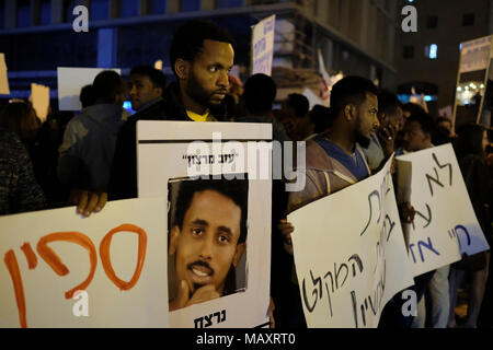 Gerusalemme, Israele, 4 aprile 2018. Centinaia di israeliani e i migranti africani hanno protestato a Gerusalemme contro il Primo Ministro israeliano Benjamin Netanyahu che la cancellazione di un accordo con le Nazioni Unite intese ad evitare deportazioni forzate di migliaia di migranti africani. Credito: Eddie Gerald/Alamy Live News Foto Stock