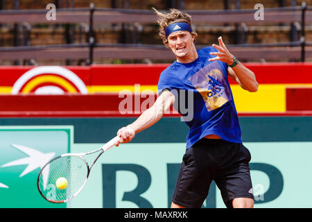 Valencia, Spagna. Il 4 aprile, 2018. Il tedesco giocatore di tennis Alexander Zverev durante una sessione di prove libere prima della Coppa Davis Quarterfinal match tra la Spagna e la Germania a la Plaza de Torros. Credito: Frank Molter/Alamy Live News Foto Stock